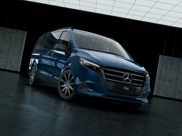 Mercedes-Benz Vito Tourer beton sütunlarla çevrilmiş bir depoda duruyor.