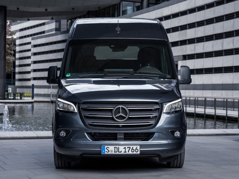 Mercedes-Benz'in Sprinter Panelvan Aracı şehir içi bir ortamda duruyor ve ön perspektiften görülebiliyor.