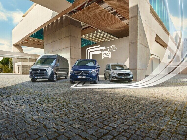 Mercedes-Benz Sprinter, Vito ve Citan hafif ticari araçlar endüstriyel görünümlü bir arazi üzerinde yan yana duruyor.