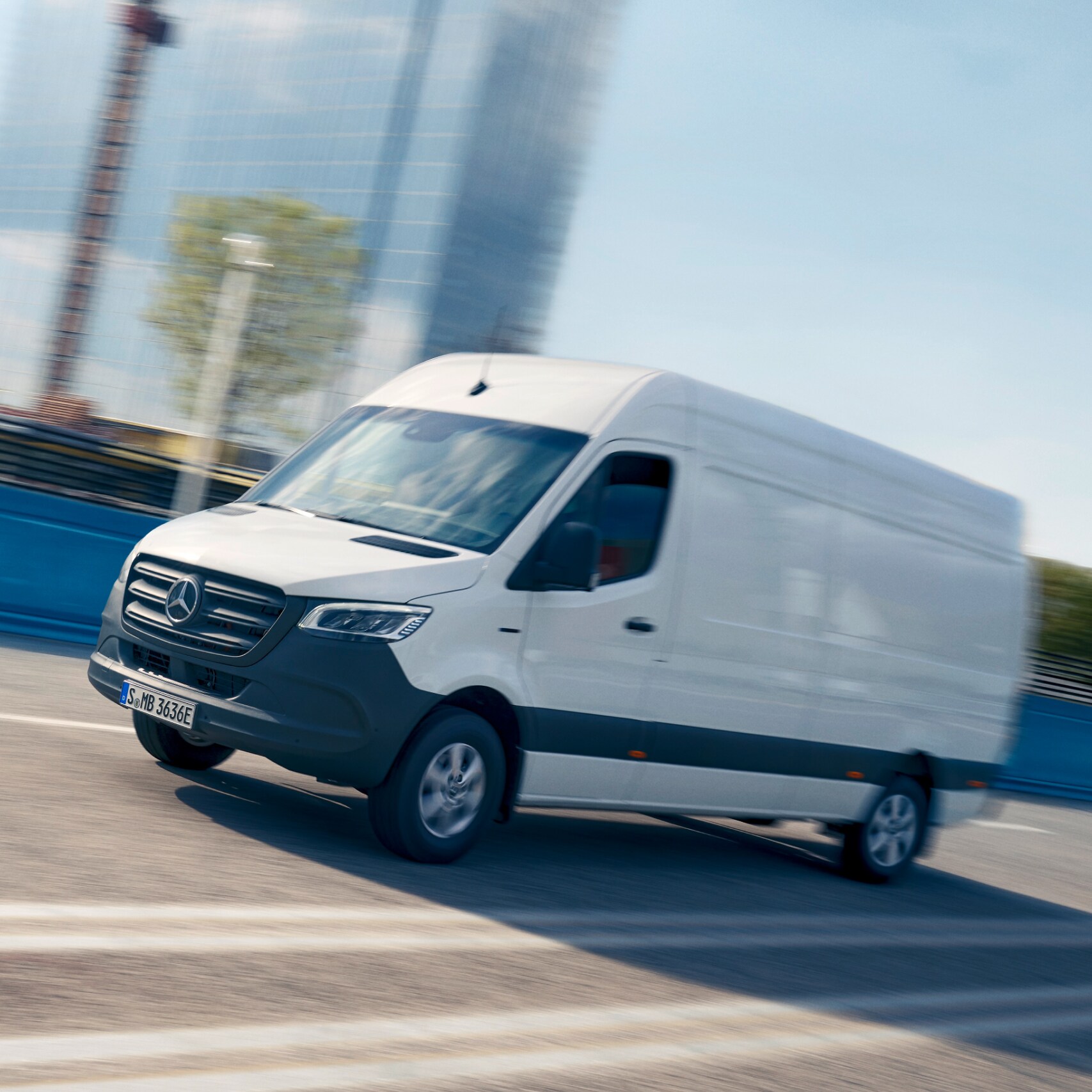 Mercedes-Benz eSprinter panelvan araç yolda.