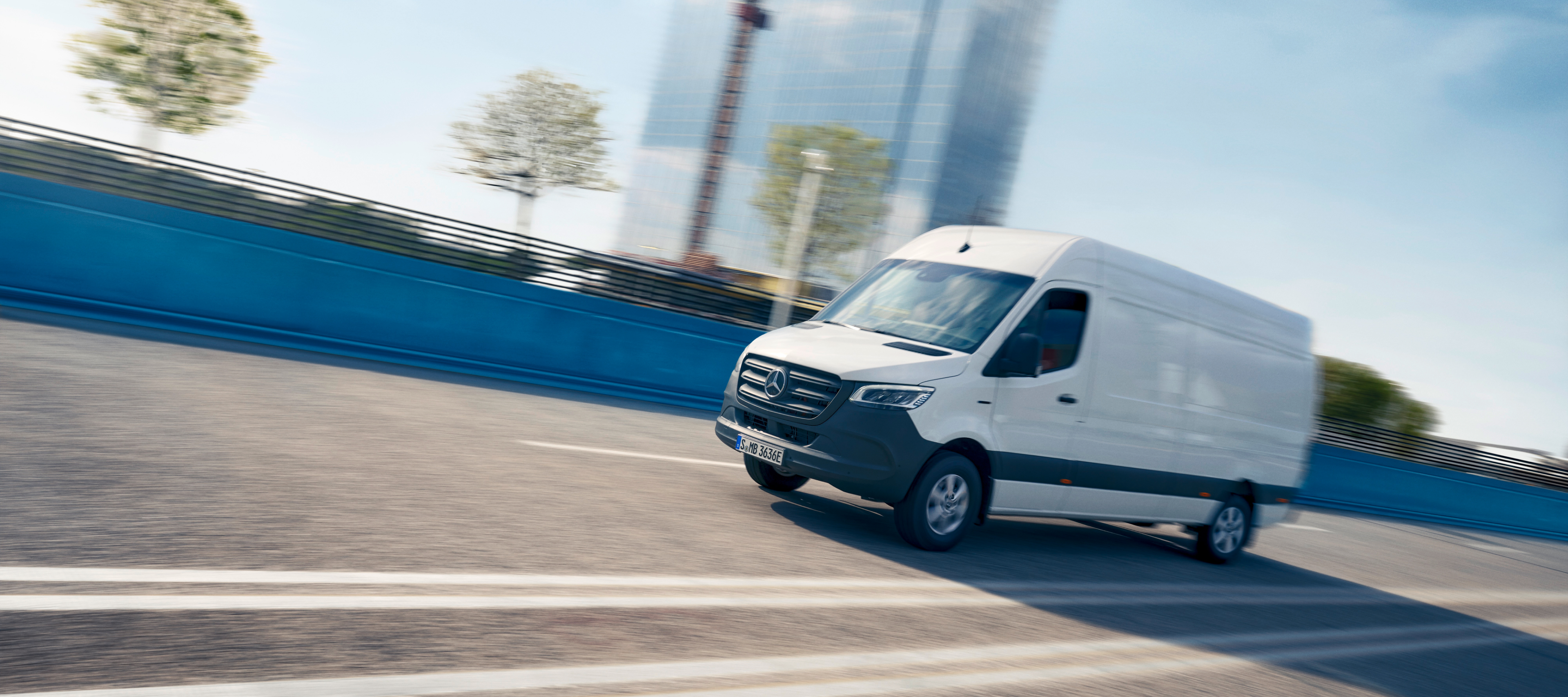 Finansal kiralama ve finansman | eSprinter panelvan araç | Mercedes-Benz Mercedes-Benz eSprinter panelvan araç yolda.
