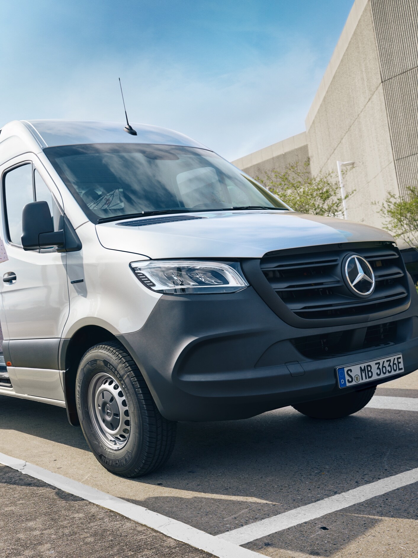 VanSolution'dan sektörel bir çözüm bulunan bir Mercedes-Benz eSprinter panelvan araç.