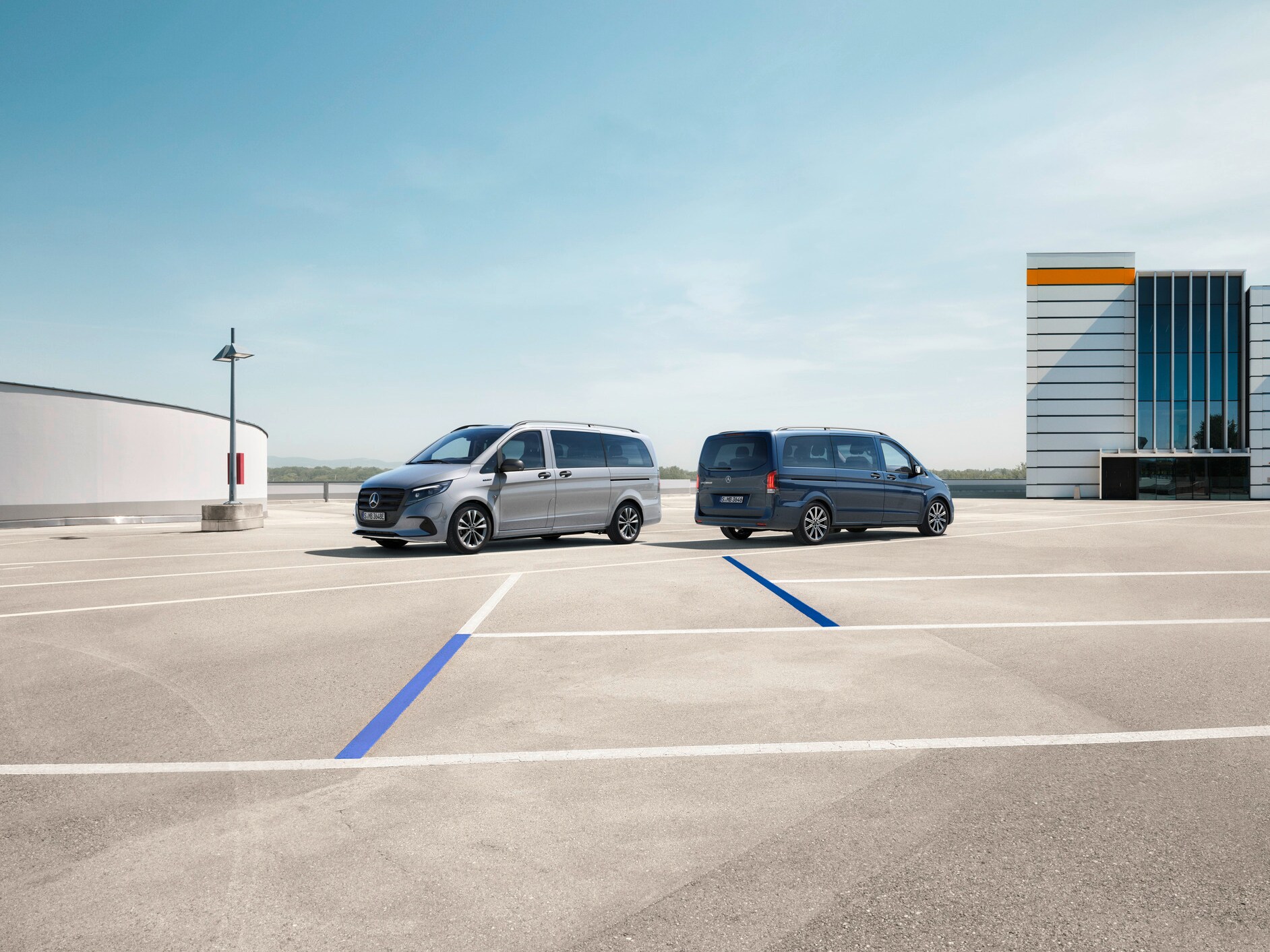 Otoparkta duran bir Vito Tourer ve eVito Tourer.