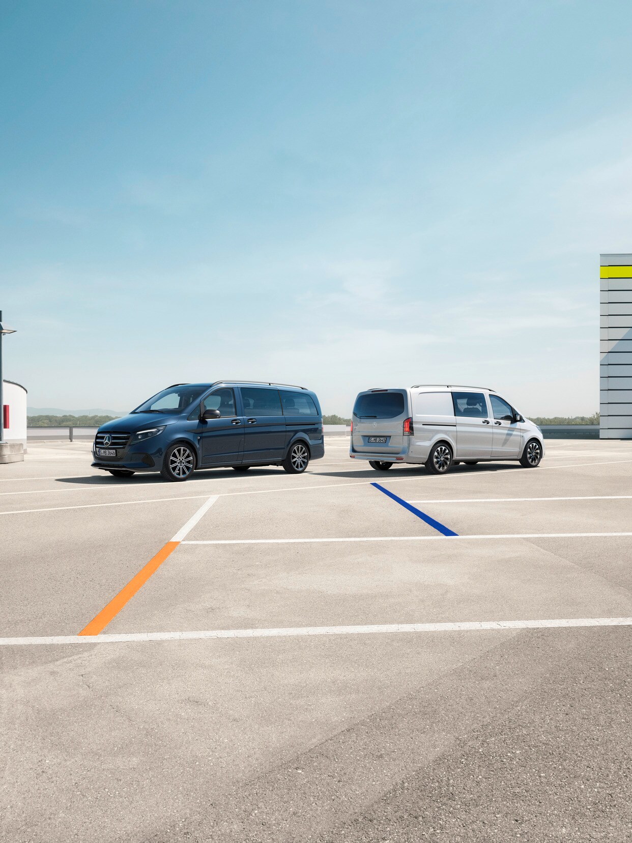 Vito Tourer ve Vito Mixto bir otoparkta duruyor.