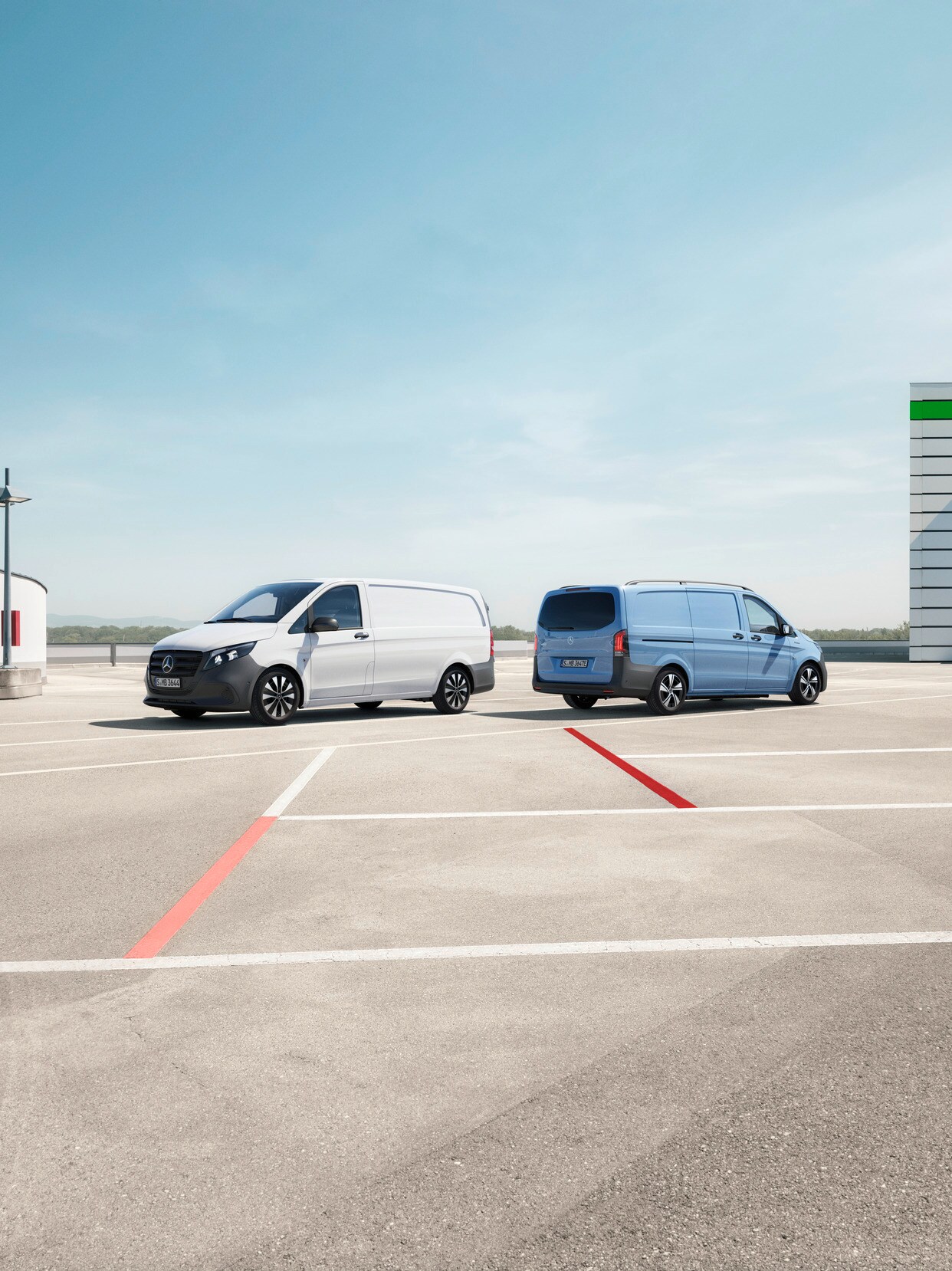 Vito panelvan araç ve eVito panelvan araç bir otoparkta.