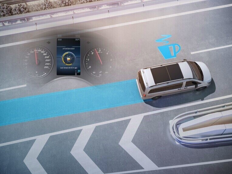 ATTENTION ASSIST saniyelik uykuya dalma durumlarını önlemeye yardımcı olabilir.