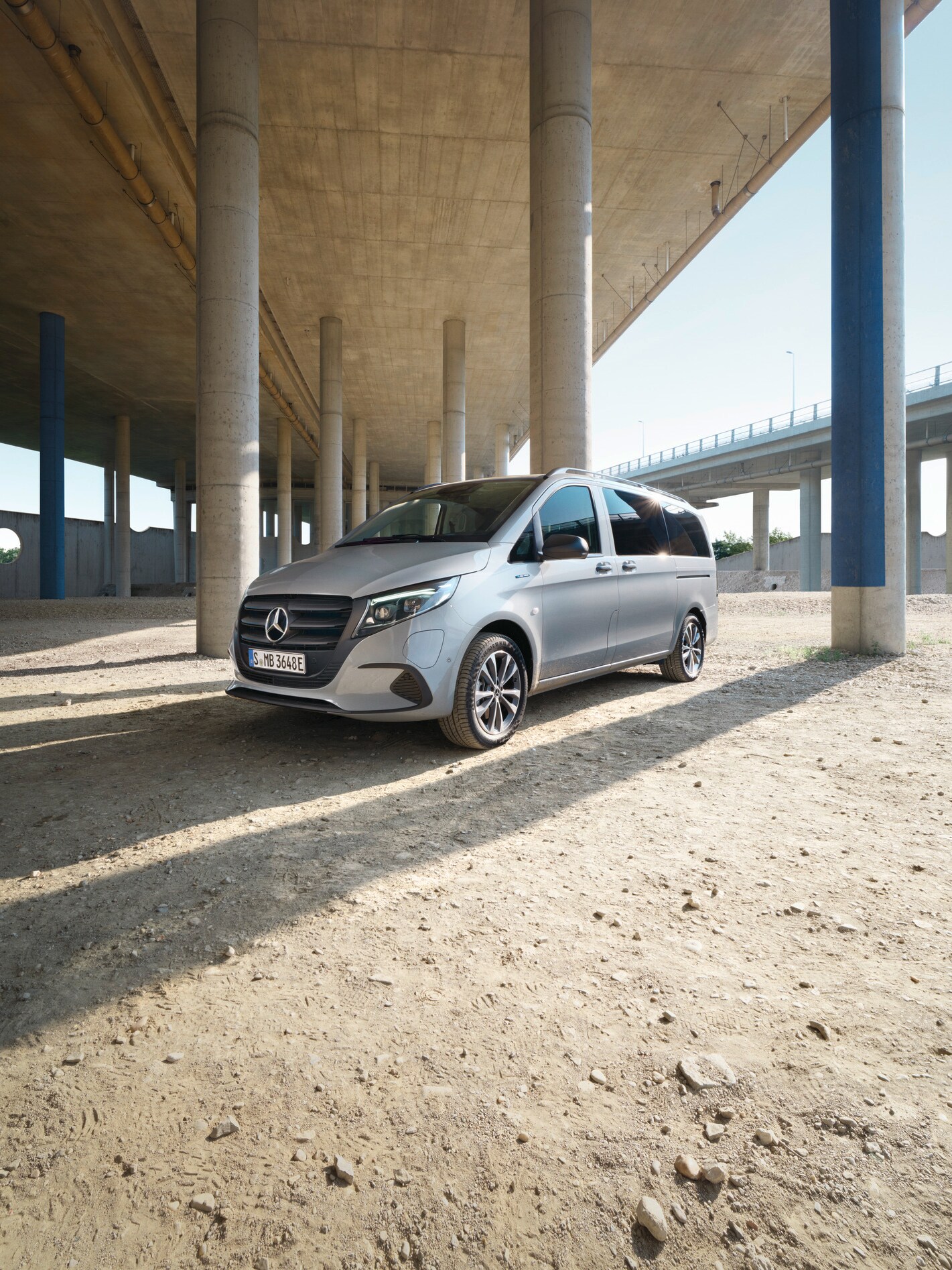 Köprü altında duran bir eVito Tourer.