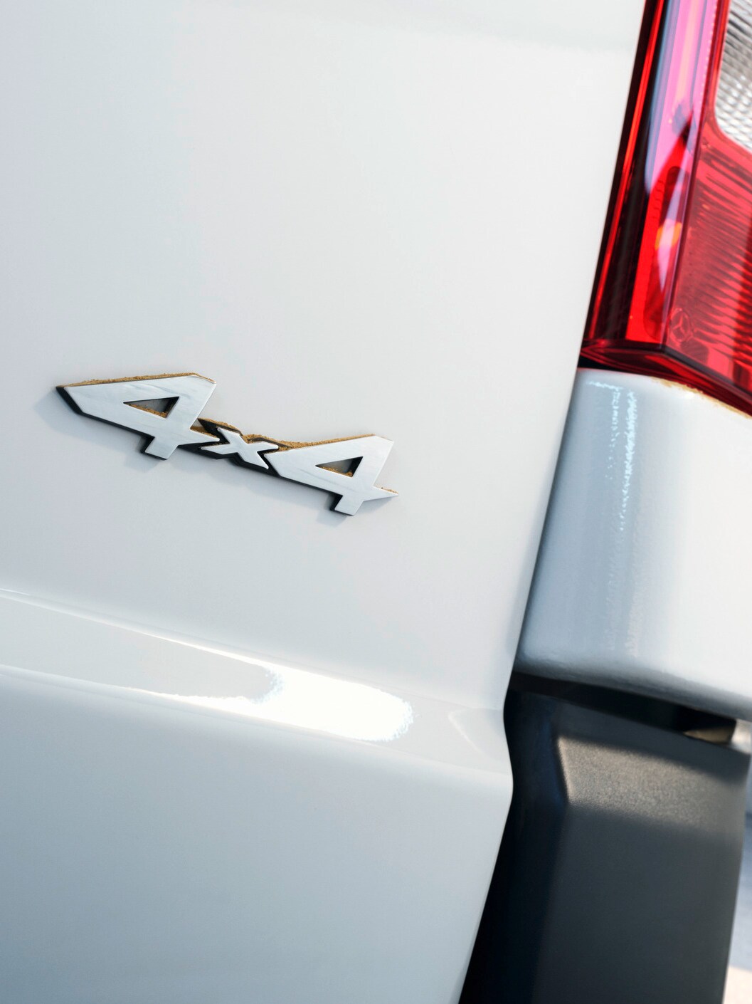 4x4 arması bulunan Vito panelvan aracın arkası.