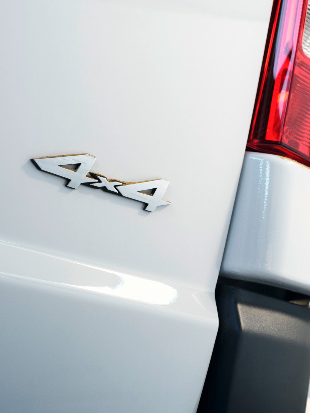 4x4 arması bulunan Vito panelvan aracın arkası.