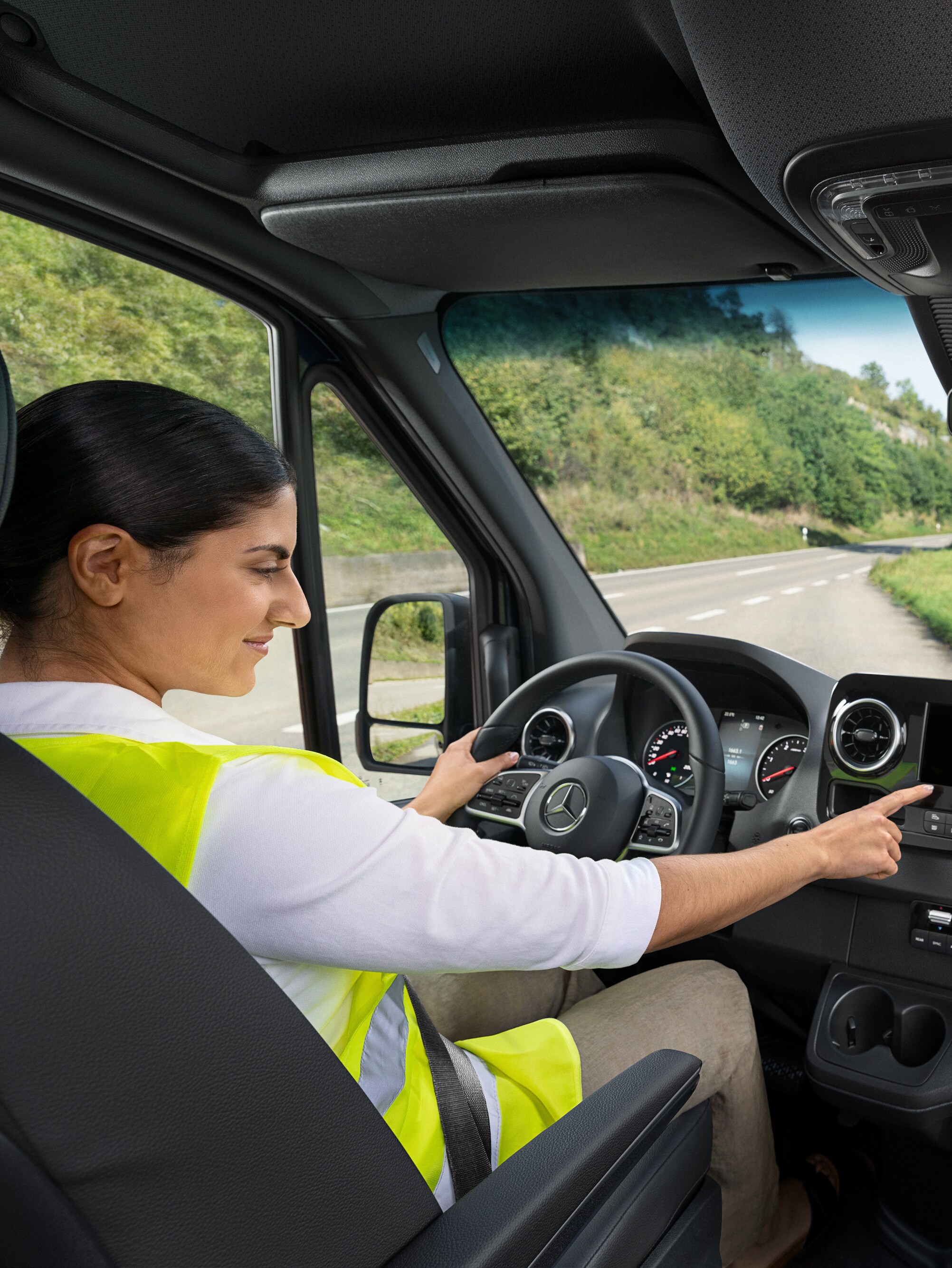 Bir sorun olduğunda Mercedes-Benz Sprinter içerisindeki bir sürücü araç menüsü üzerinden Mercedes-Benz Service24h çağrı merkezini arıyor.