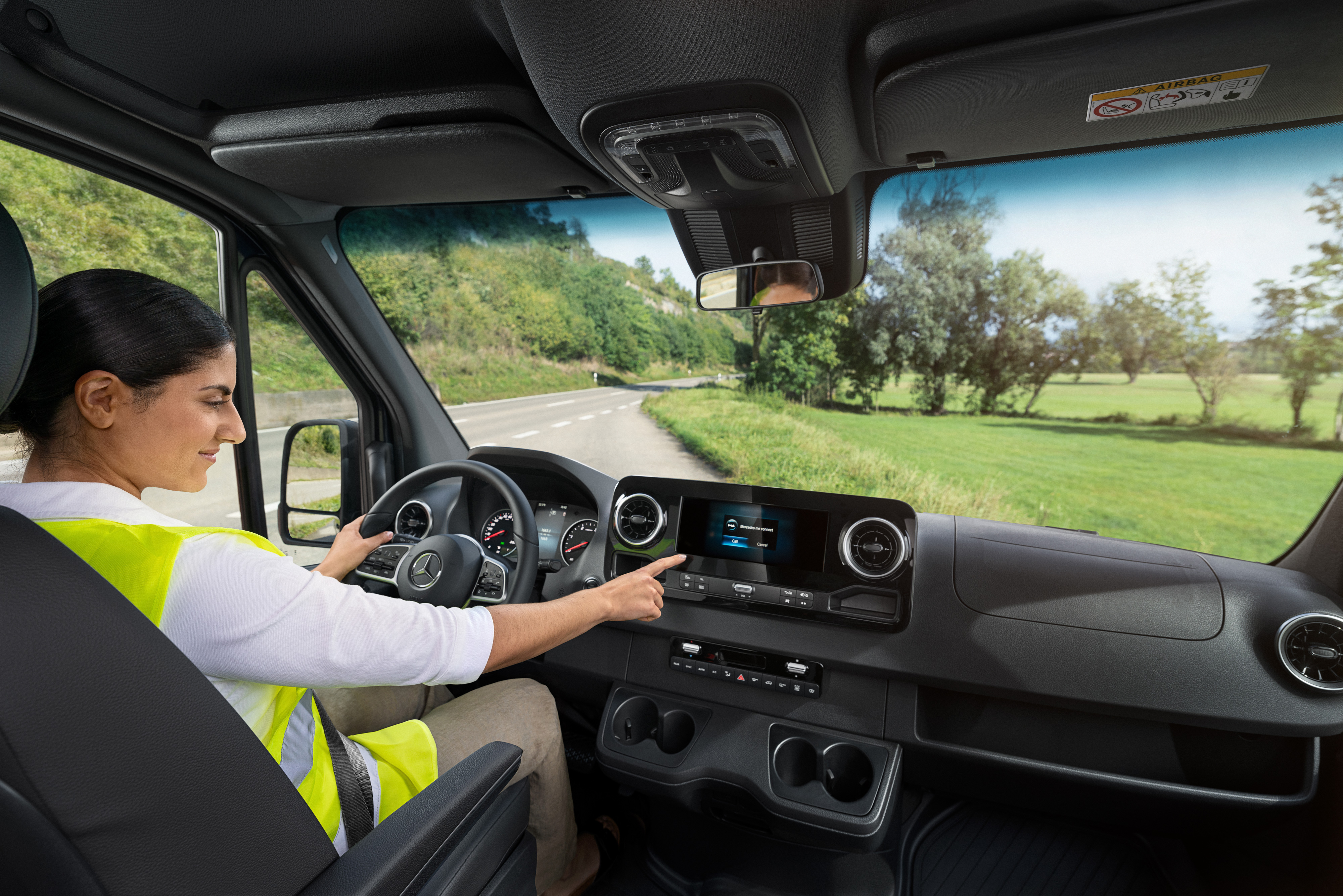 Mercedes-Benz | Hafif ticari araç bakımı | Service24h Bir sorun olduğunda Mercedes-Benz Sprinter içerisindeki bir sürücü araç menüsü üzerinden Mercedes-Benz Service24h çağrı merkezini arıyor.