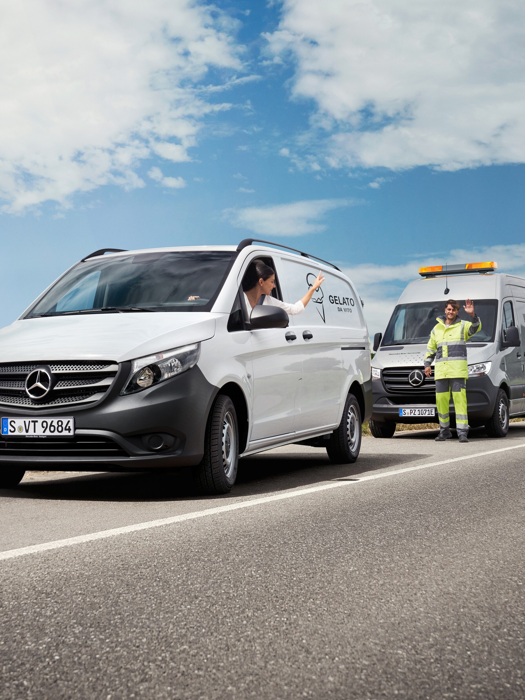 Beyaz Mercedes-Benz Vito içerisinde oturan bir kadın yolu kenarında duran Mercedes-Benz servis teknisyenine el sallıyor.
