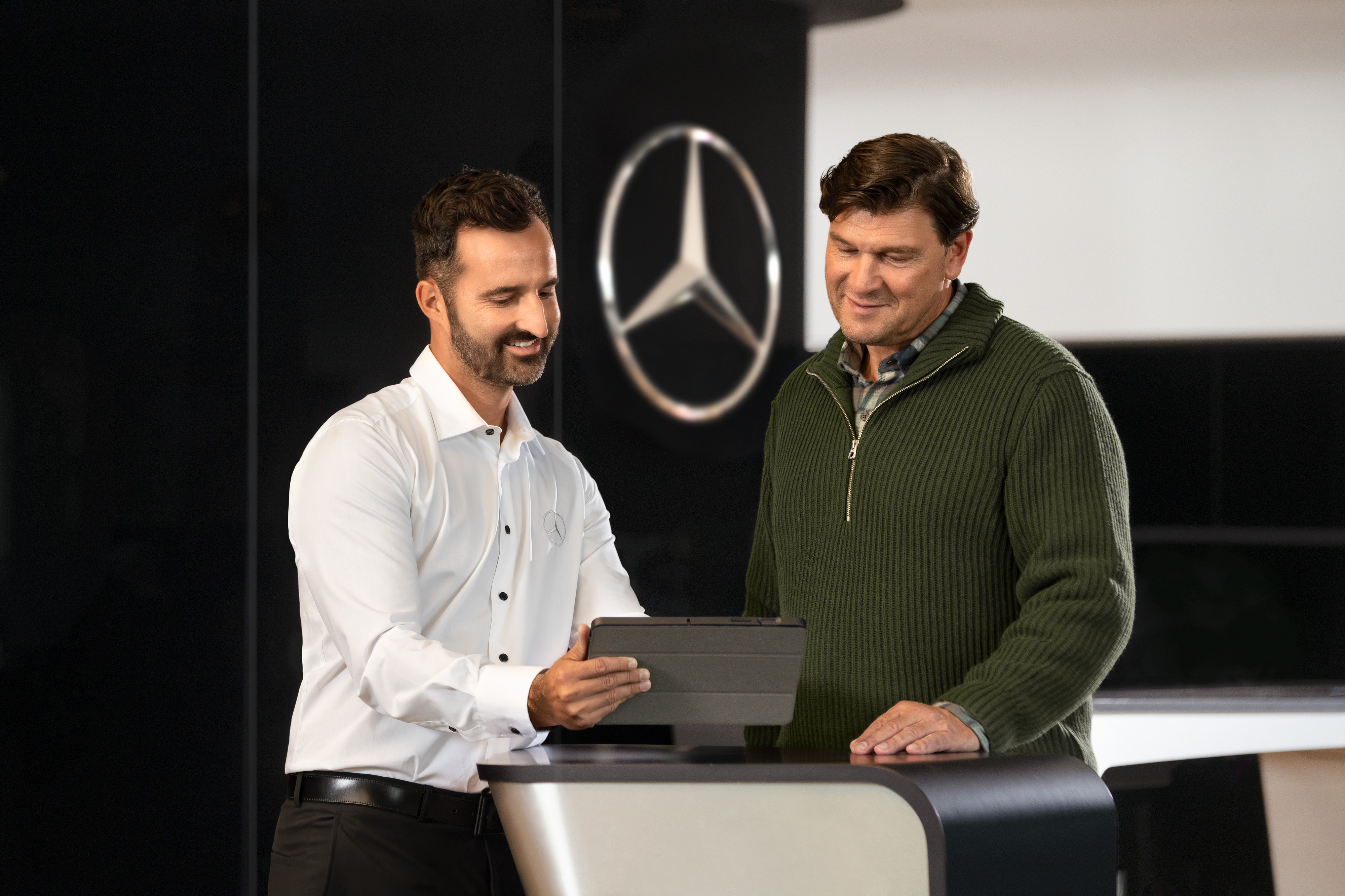 Mercedes-Benz | Hafif Ticari Araç Bakımı | Kişiye özel destek Mercedes personeli bir tabletle müşterilere danışmanlık hizmeti veriyor; bayide kişiye özel destek ve kurumsal danışmanlık.