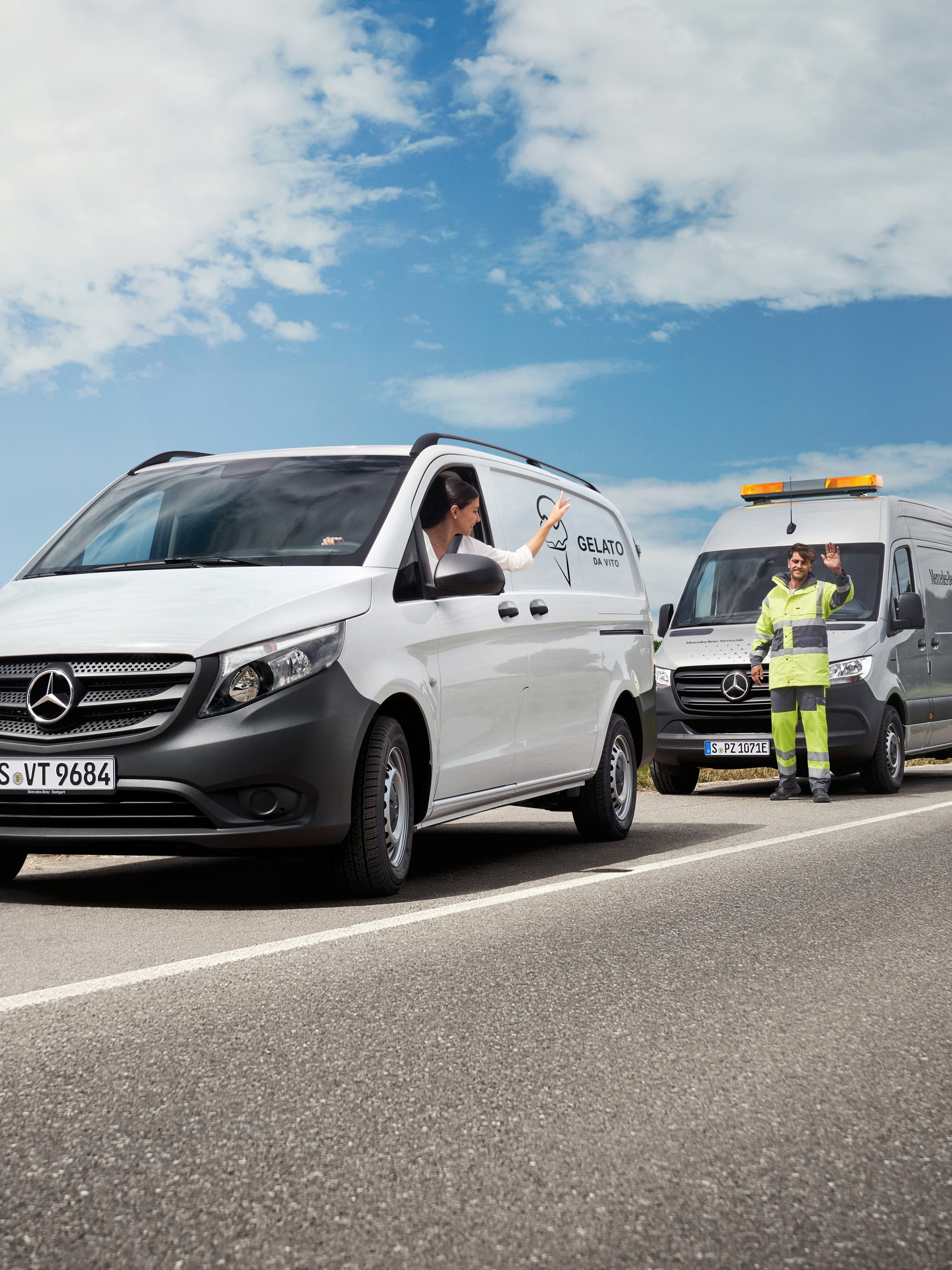 Beyaz Mercedes-Benz Vito içerisinde oturan bir kadın yolu kenarında duran Mercedes-Benz servis teknisyenine el sallıyor.