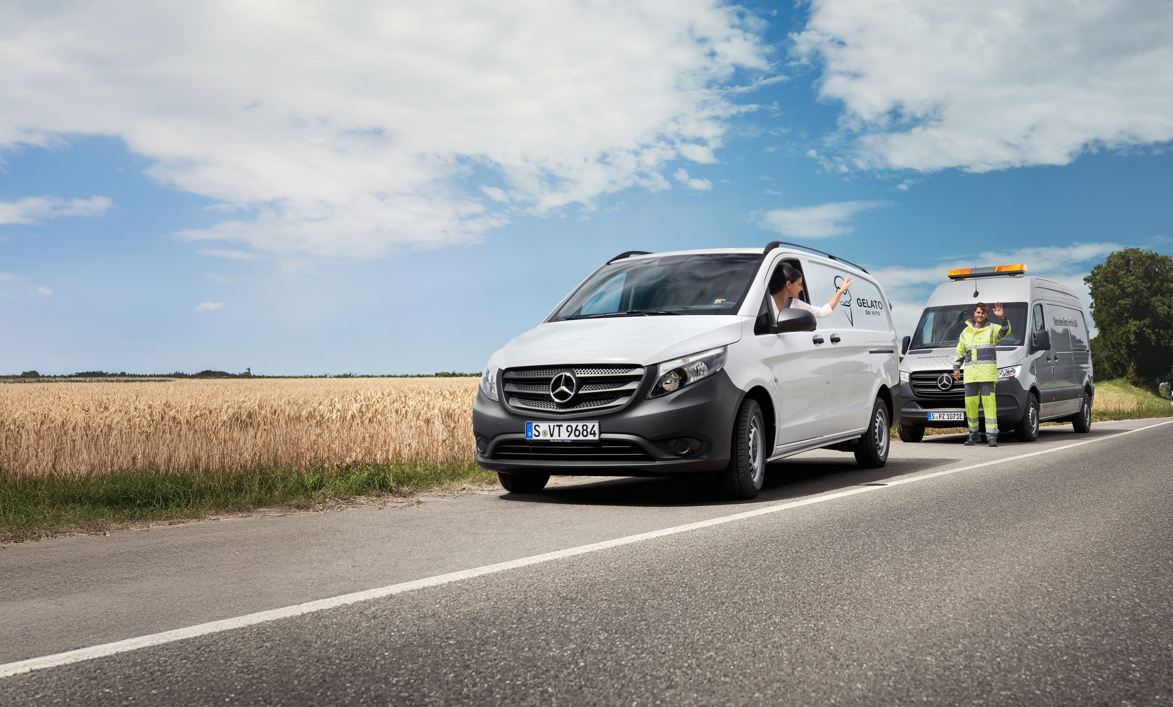 Mercedes-Benz | Konfor | MobiloVan Beyaz Mercedes-Benz Vito içerisinde oturan bir kadın yolu kenarında duran Mercedes-Benz servis teknisyenine el sallıyor.