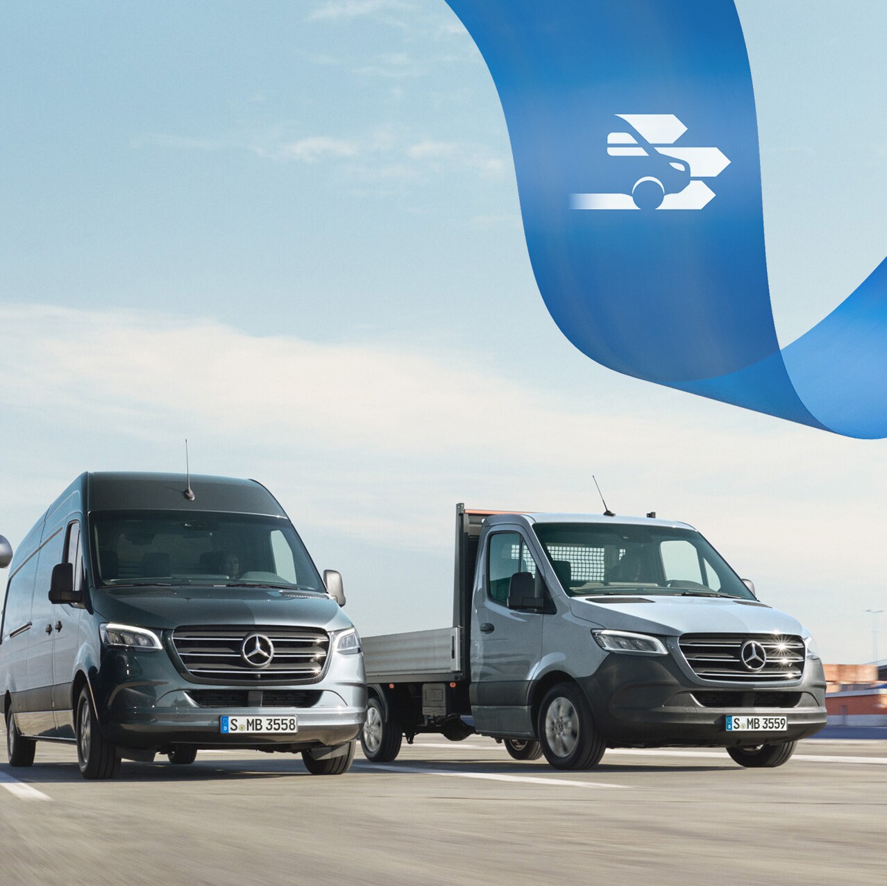 Arka planda nakliye konteynırlarıyla yolda bir dizi Mercedes-Benz hafif ticari araç.