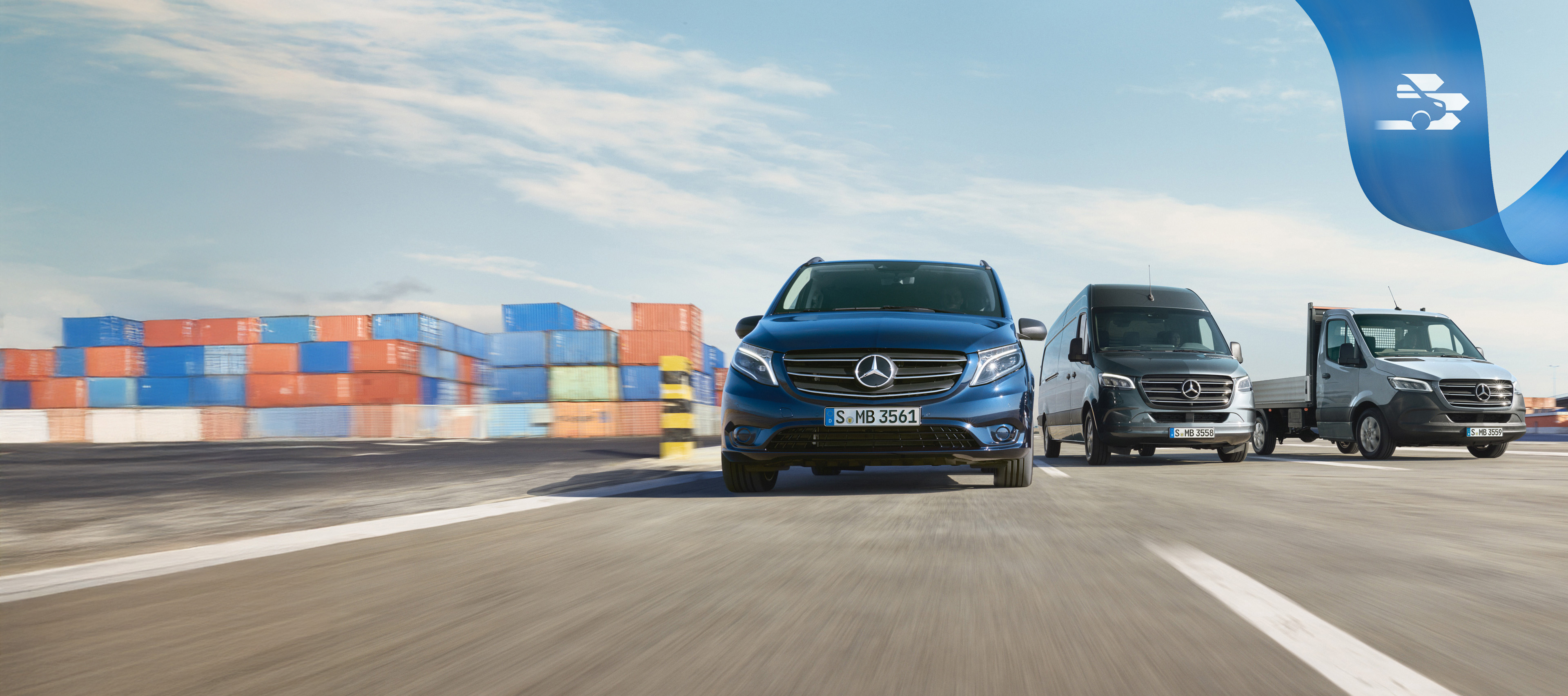 Mercedes Benz | Konforlu Mobilovan Arka planda nakliye konteynırlarıyla yolda bir dizi Mercedes-Benz hafif ticari araç.