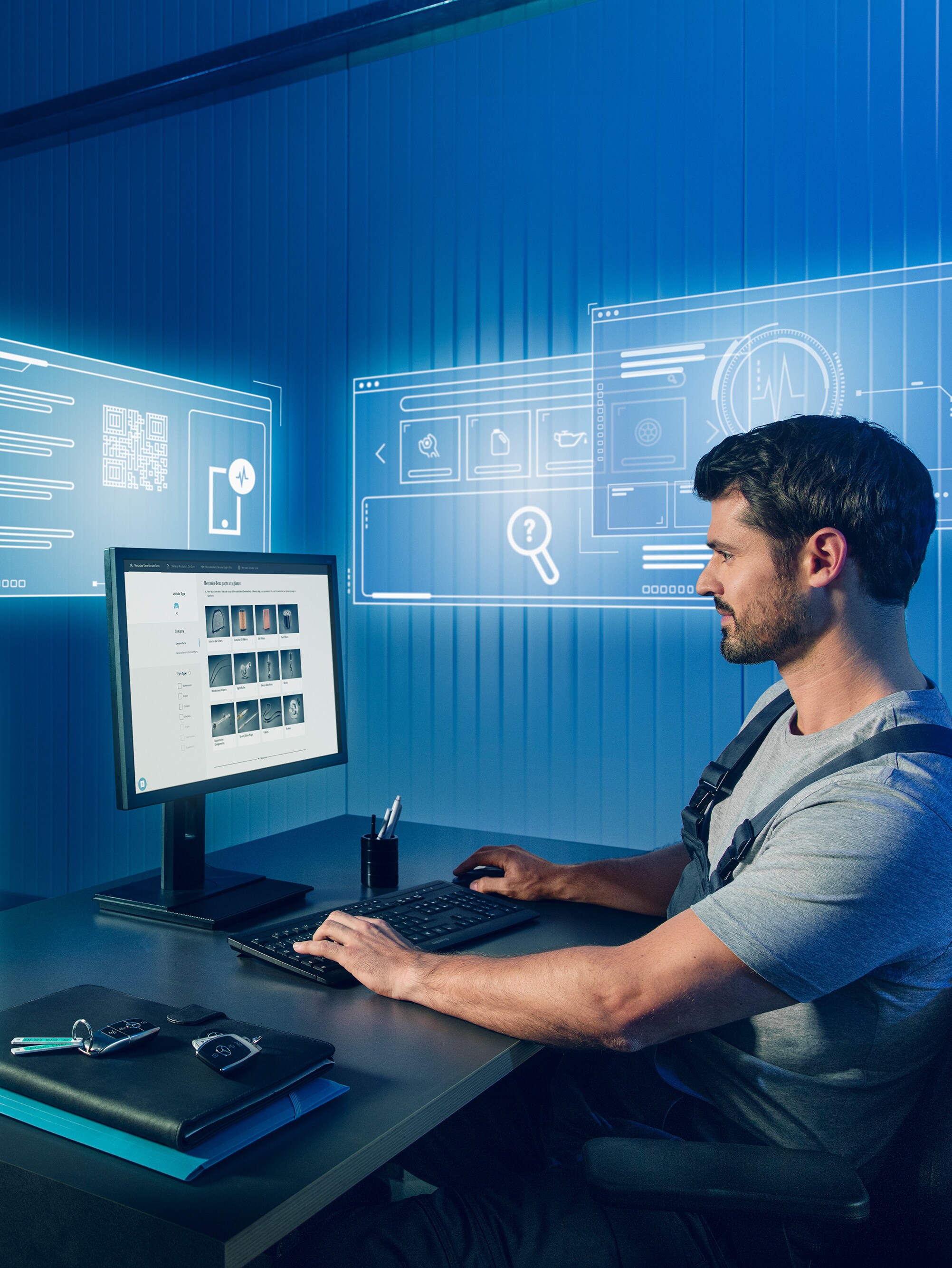Bilgisayarda Mercedes yedek parça kataloğunda uygun Mercedes-Benz orijinal parçalar arayan bir mekanik teknisyeni.