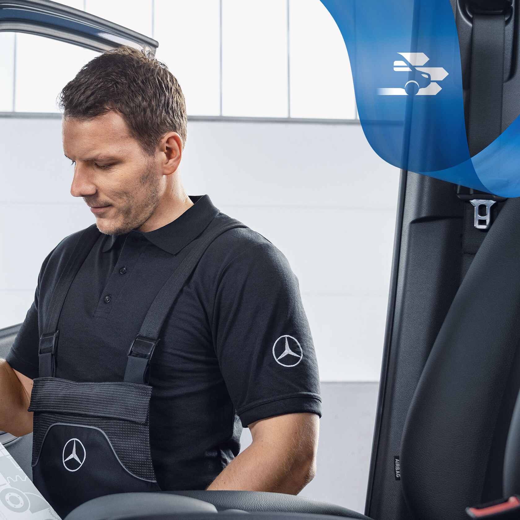 Hafif ticari aracın içindeki Mercedes-Benz orijinal parçaları kontrol eden bir mekanik teknisyeni.