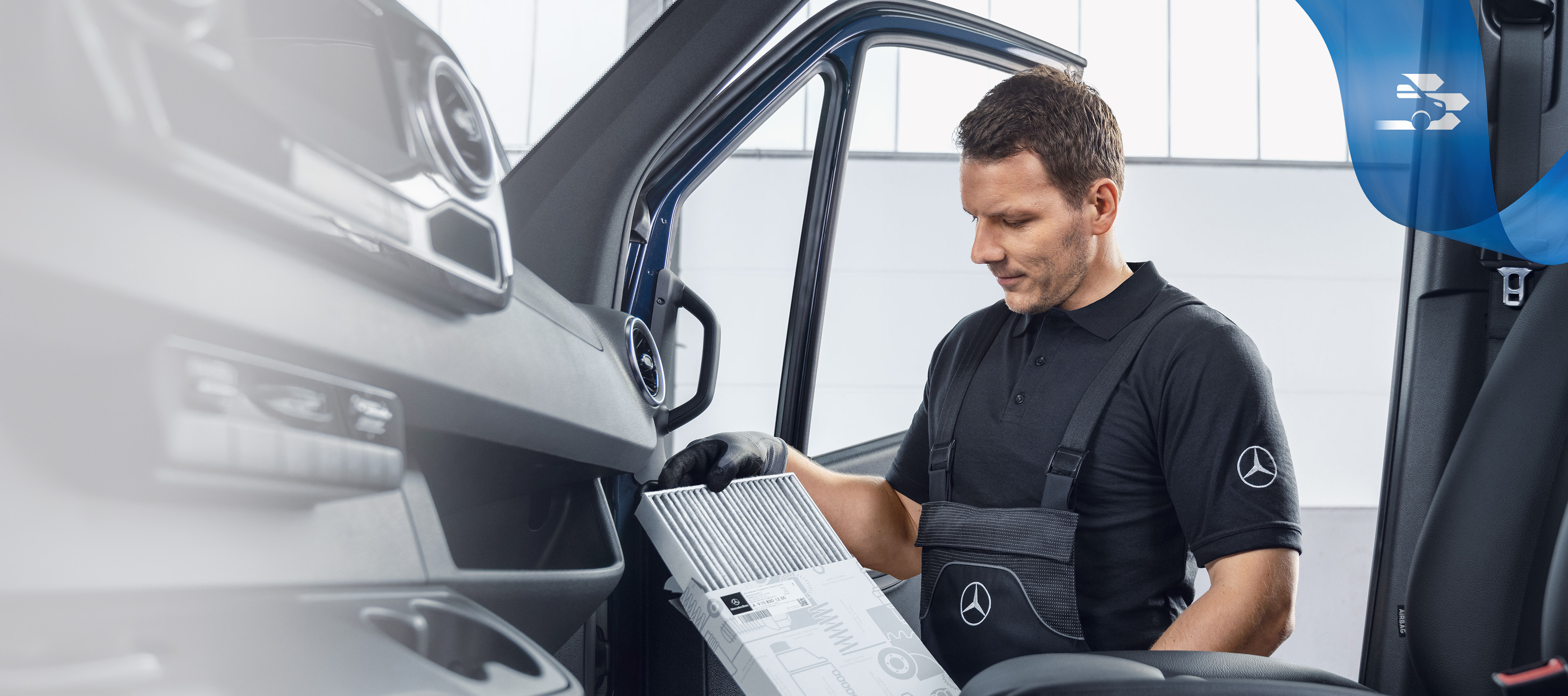 Mercedes-Benz | Hafif Ticari Araçlar Orijinal Parça Kalitesi Hafif ticari aracın içindeki Mercedes-Benz orijinal parçaları kontrol eden bir mekanik teknisyeni.