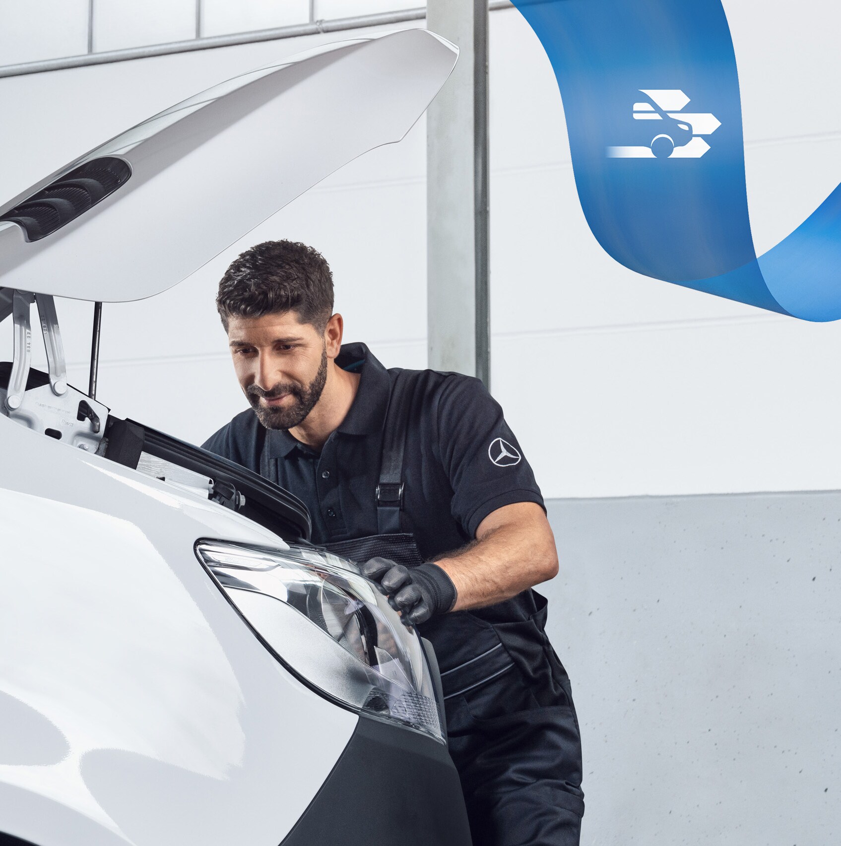 Optimum konforlu onayım için özel aletlerle bir hafif ticari araç üzerinde çalışan bir Mercedes-Benz uzmanı.