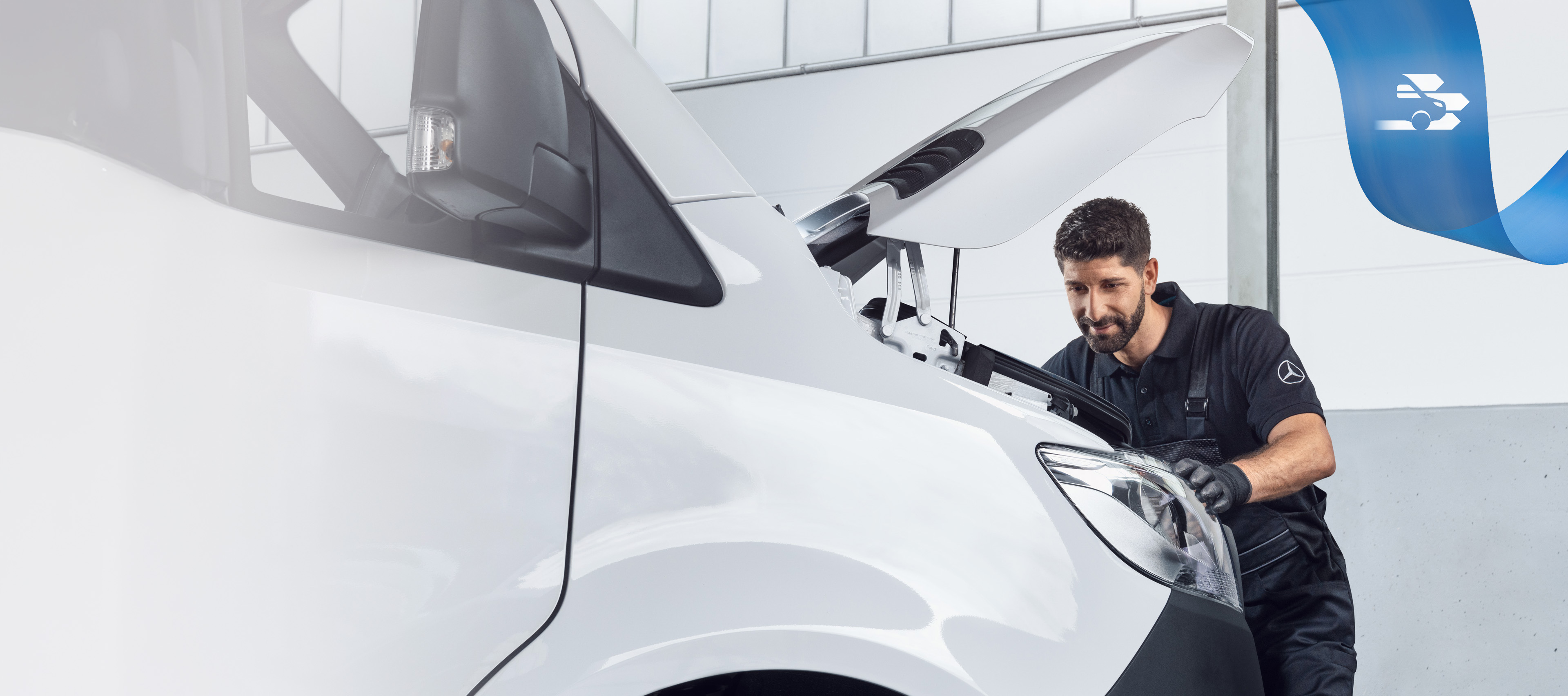Mercedes-Benz | Hafif Ticari Araç Kalite Mühendisliği Optimum konforlu onayım için özel aletlerle bir hafif ticari araç üzerinde çalışan bir Mercedes-Benz uzmanı.