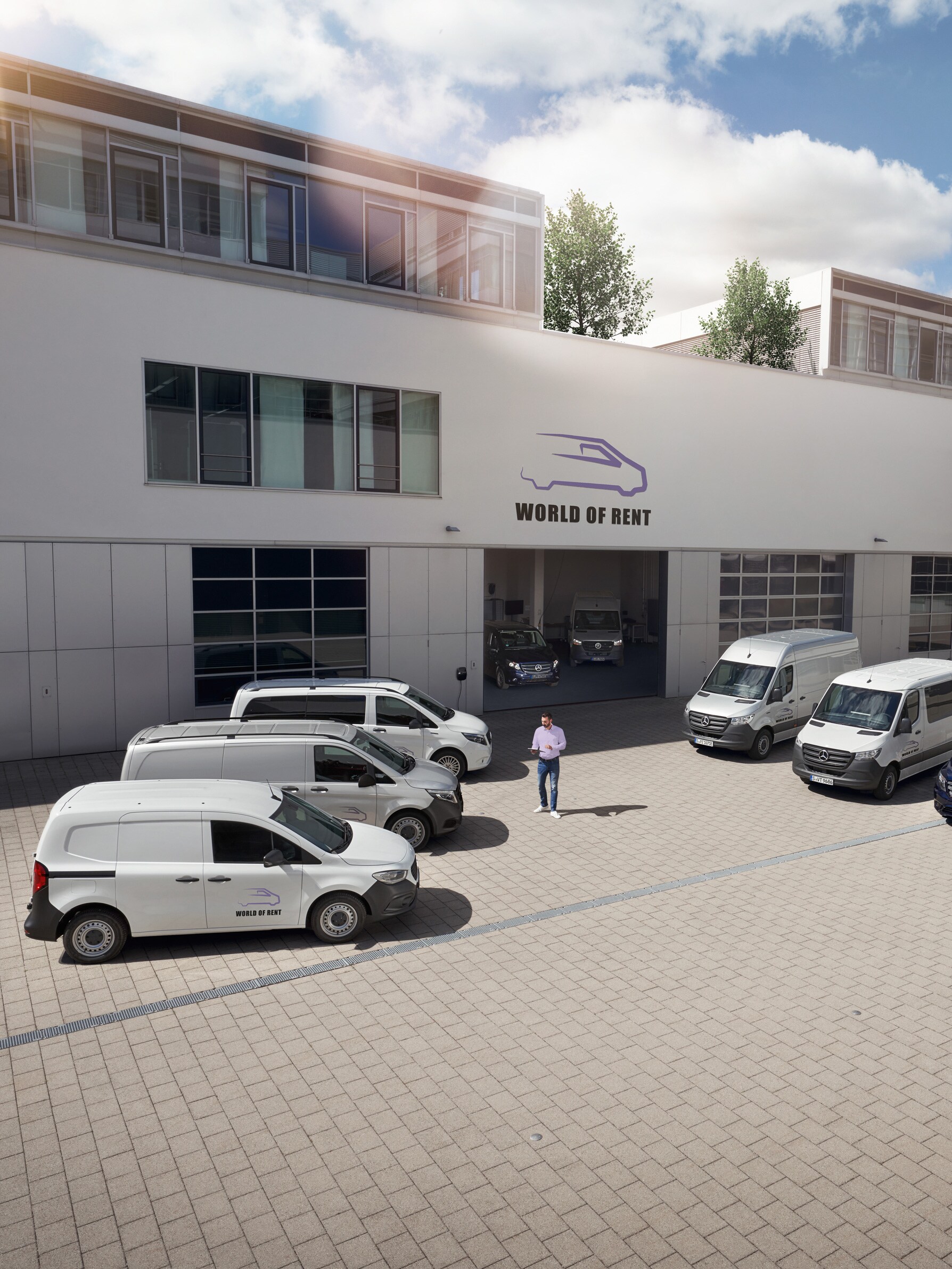 Bir şirket binası önünde duran Mercedes-Benz hafif ticari araç filosu.