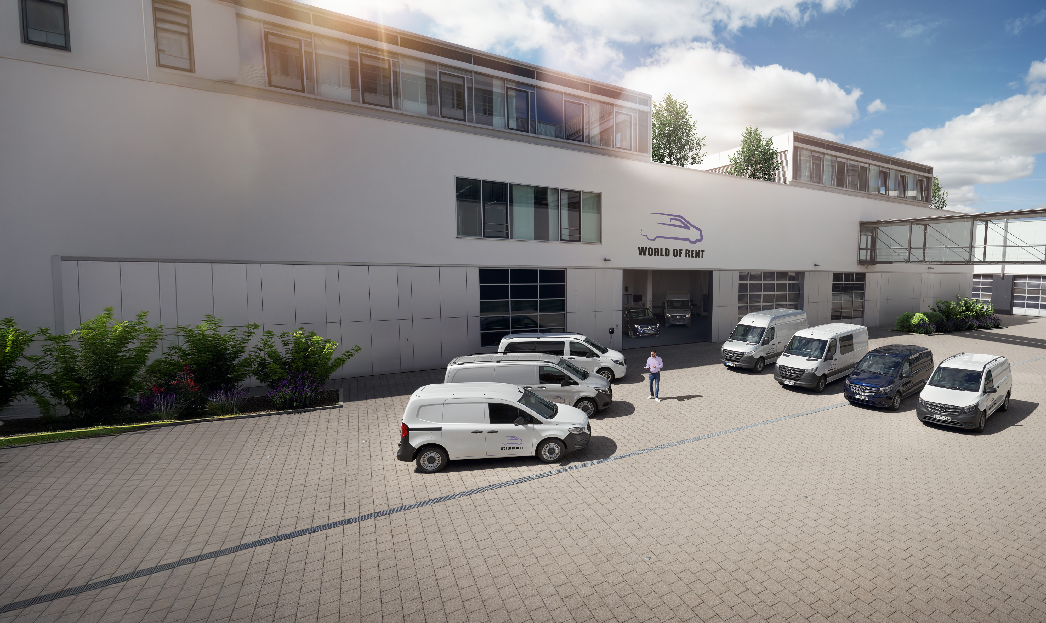 Mercedes-Benz | Hizmetlere Genel Bakış | Filo hizmetleri Bir şirket binası önünde duran Mercedes-Benz hafif ticari araç filosu.