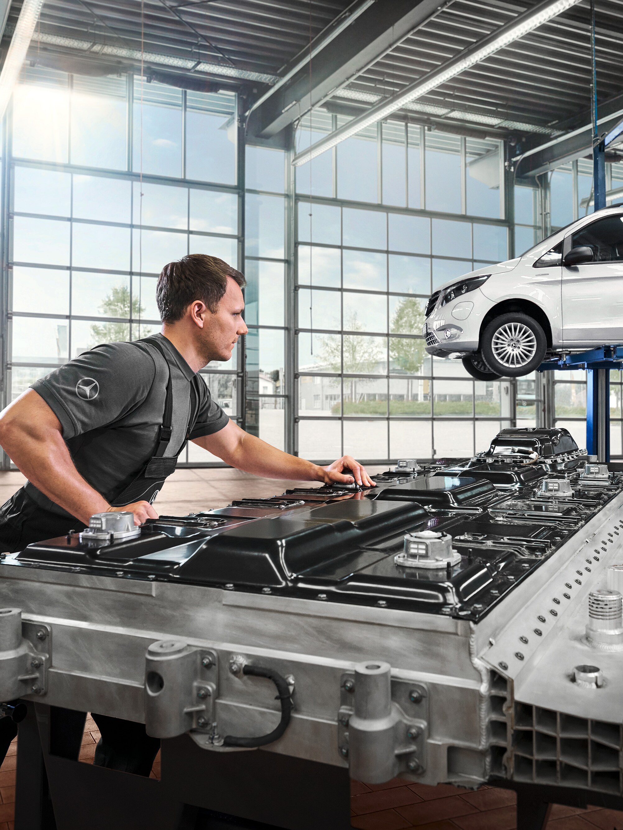 Bir teknisyen yetkili serviste akü modüllerini kontrol ediyor.