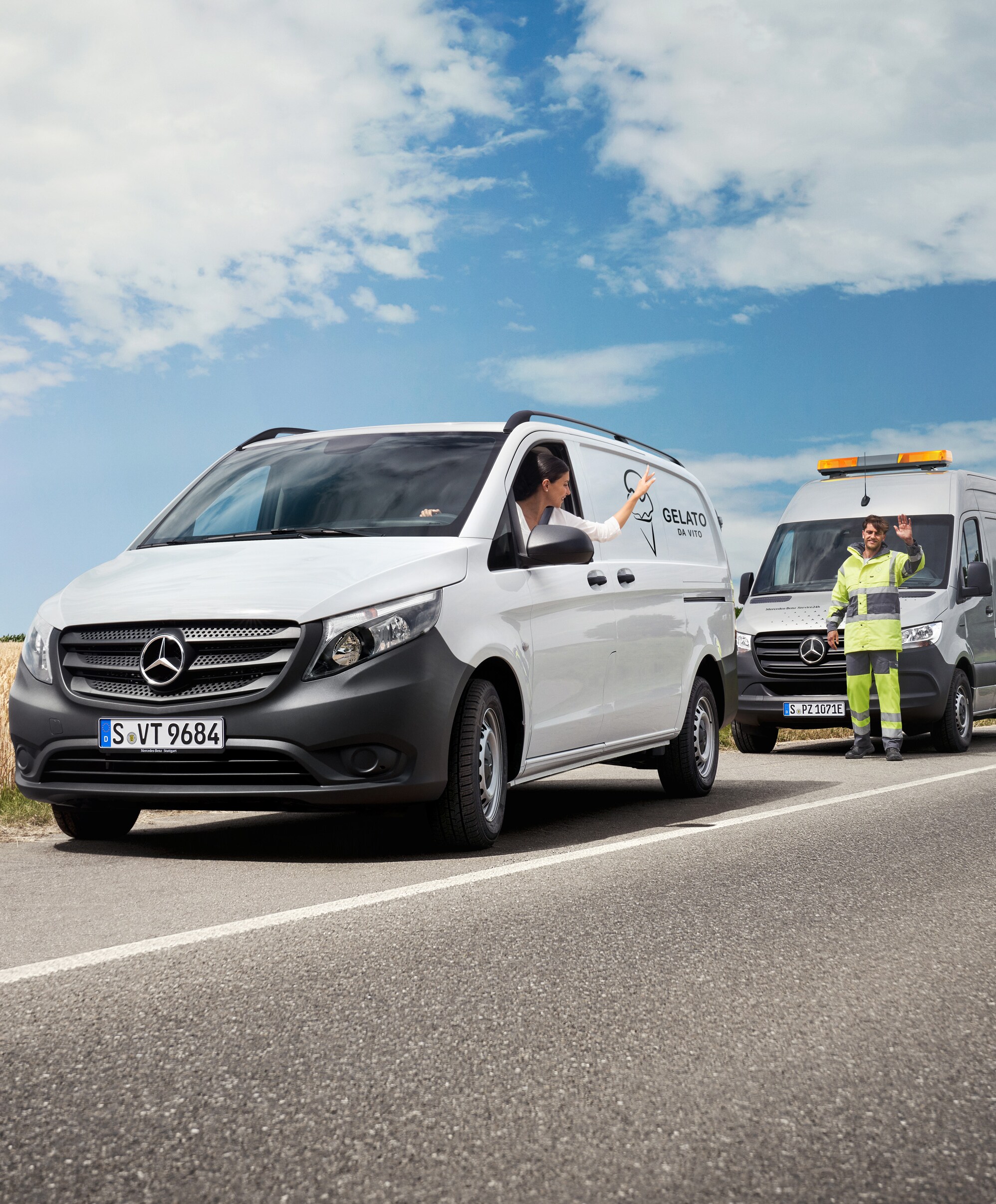 Bir mekanik teknisyeni, beyaz bir Mercedes-Benz Vito hafif ticari araç içerisindeki müşteriye yol yardımı desteği veriyor.