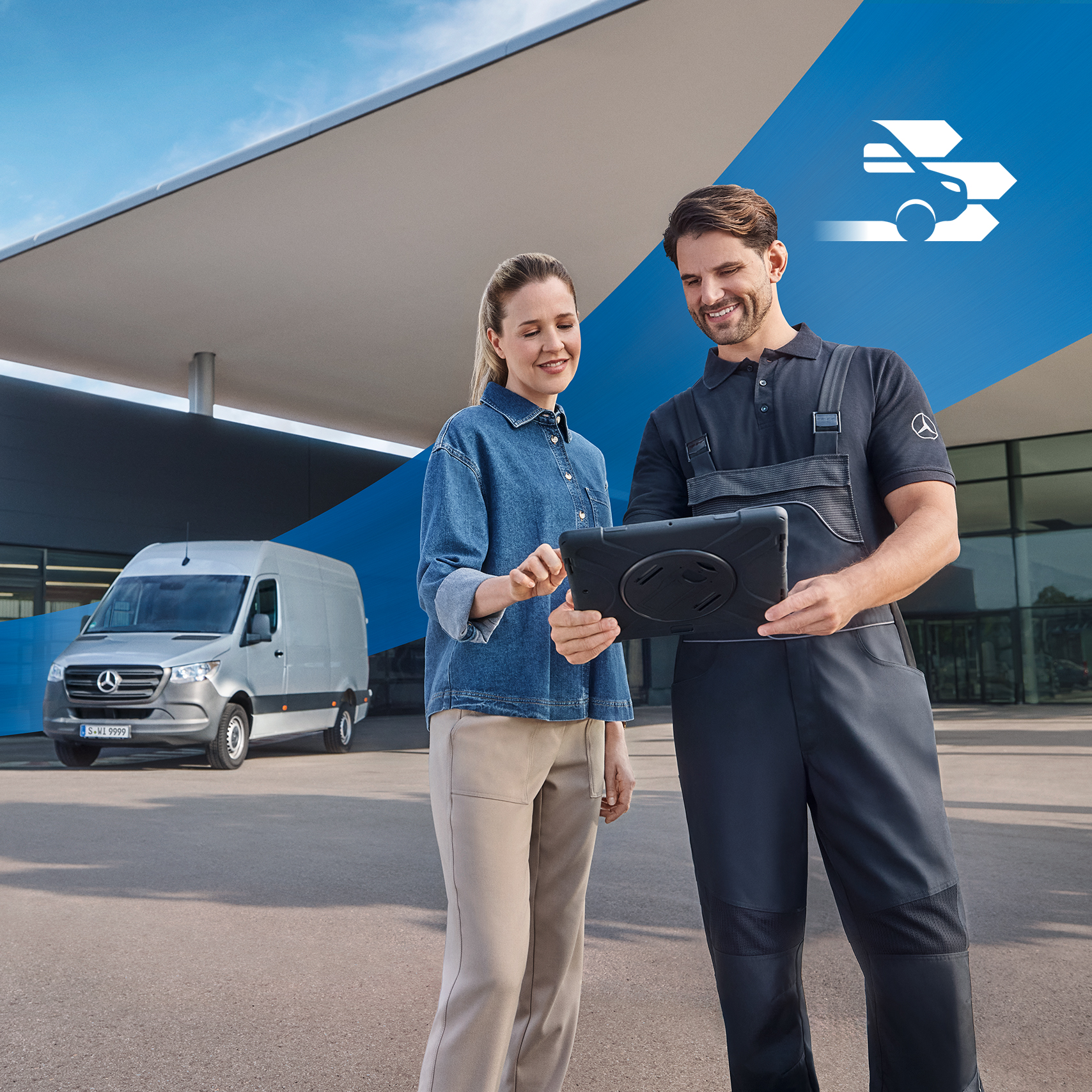 Mercedes-Benz | Hizmetlere Genel Bakış Bir Mercedes-Benz teknisyeni bir bayi önünde Mercedes-Benz müşterileri için kapsamlı ticari araç servisleri hakkında müşteri ile konuşuyor.