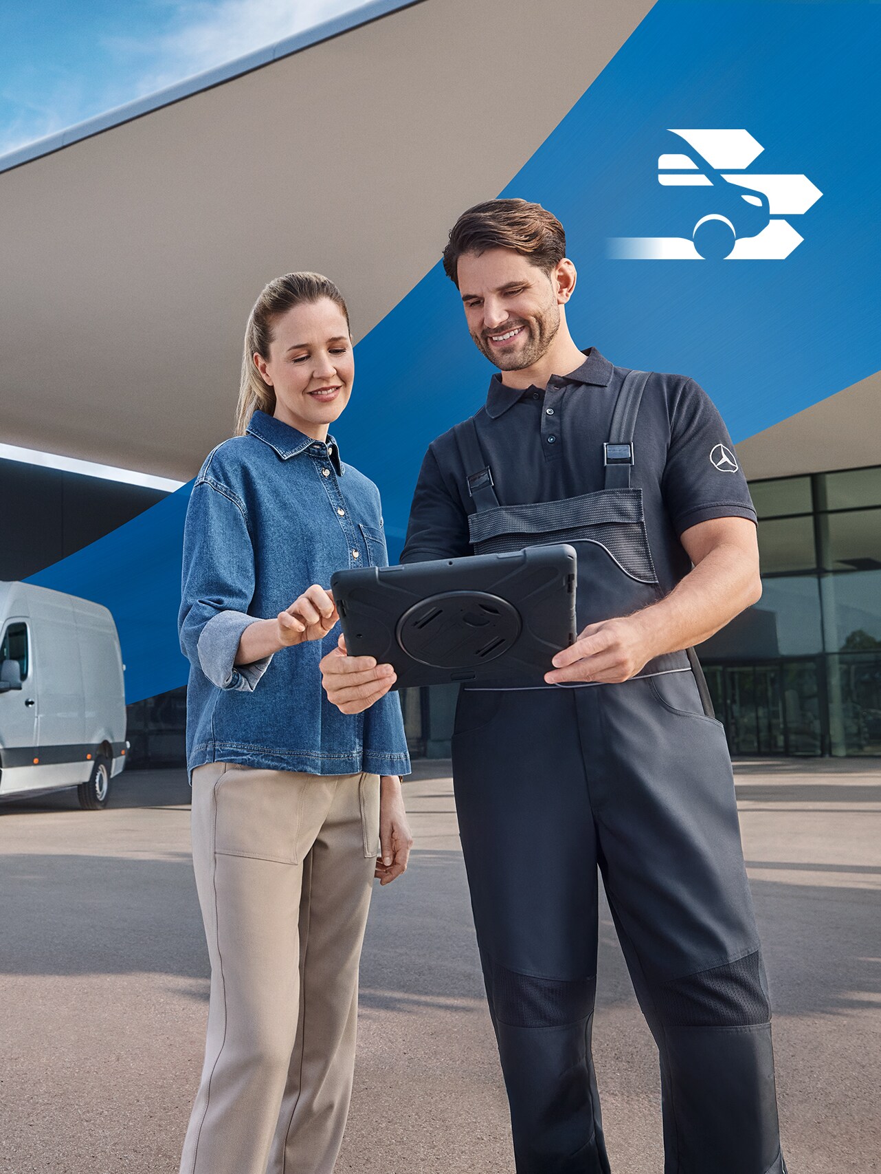 Bir bayinin önünde iki kişi – Mercedes-Benz müşterileri için kapsamlı ticari araç hizmeti.